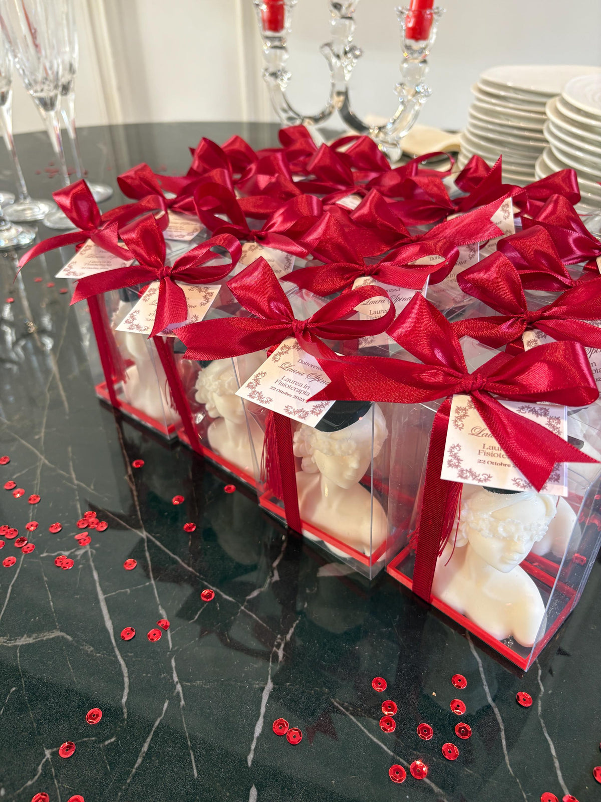 Candela Dea Bendata con Cappello di Laurea  – Bomboniera Laurea Artigianale con Scatola, Confetti e Bigliettino Personalizzato