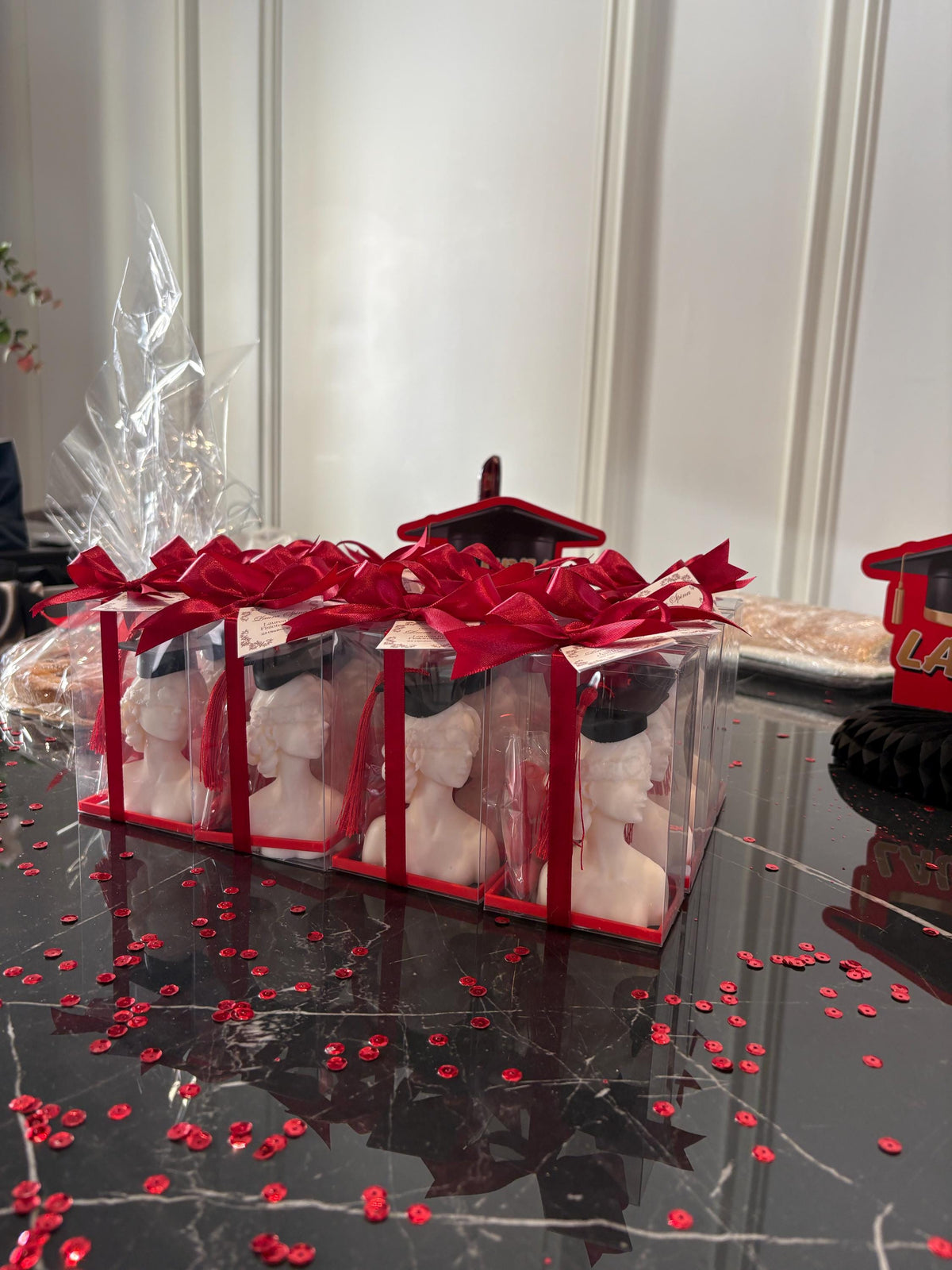 Candela Dea Bendata con Cappello di Laurea  – Bomboniera Laurea Artigianale con Scatola, Confetti e Bigliettino Personalizzato