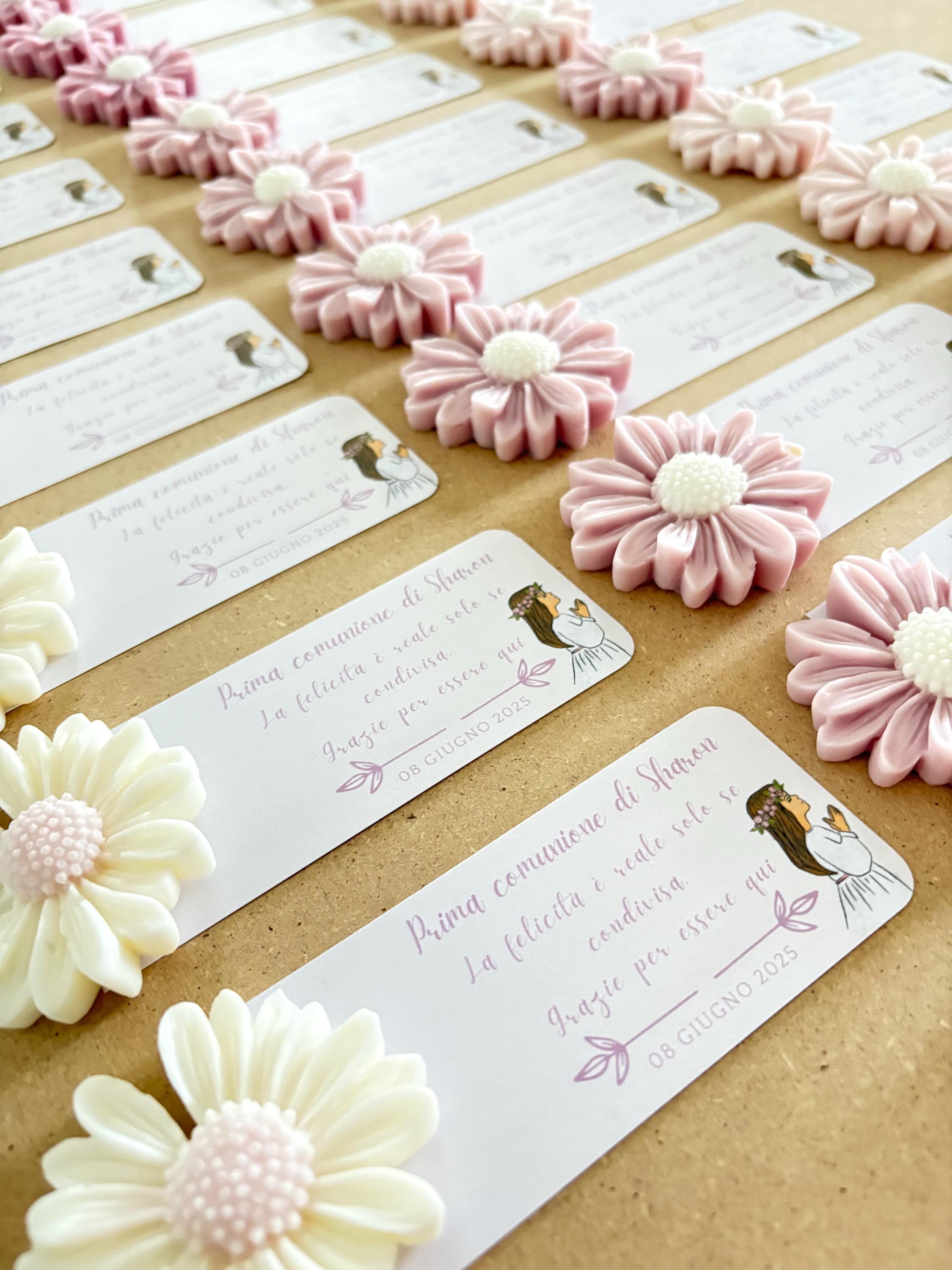 Segnaposto Candela Profumata Personalizzabile - Bomboniera Prima Comunione, Matrimonio, Battesimo - Cera di Soia Margherita Rosa Cuore