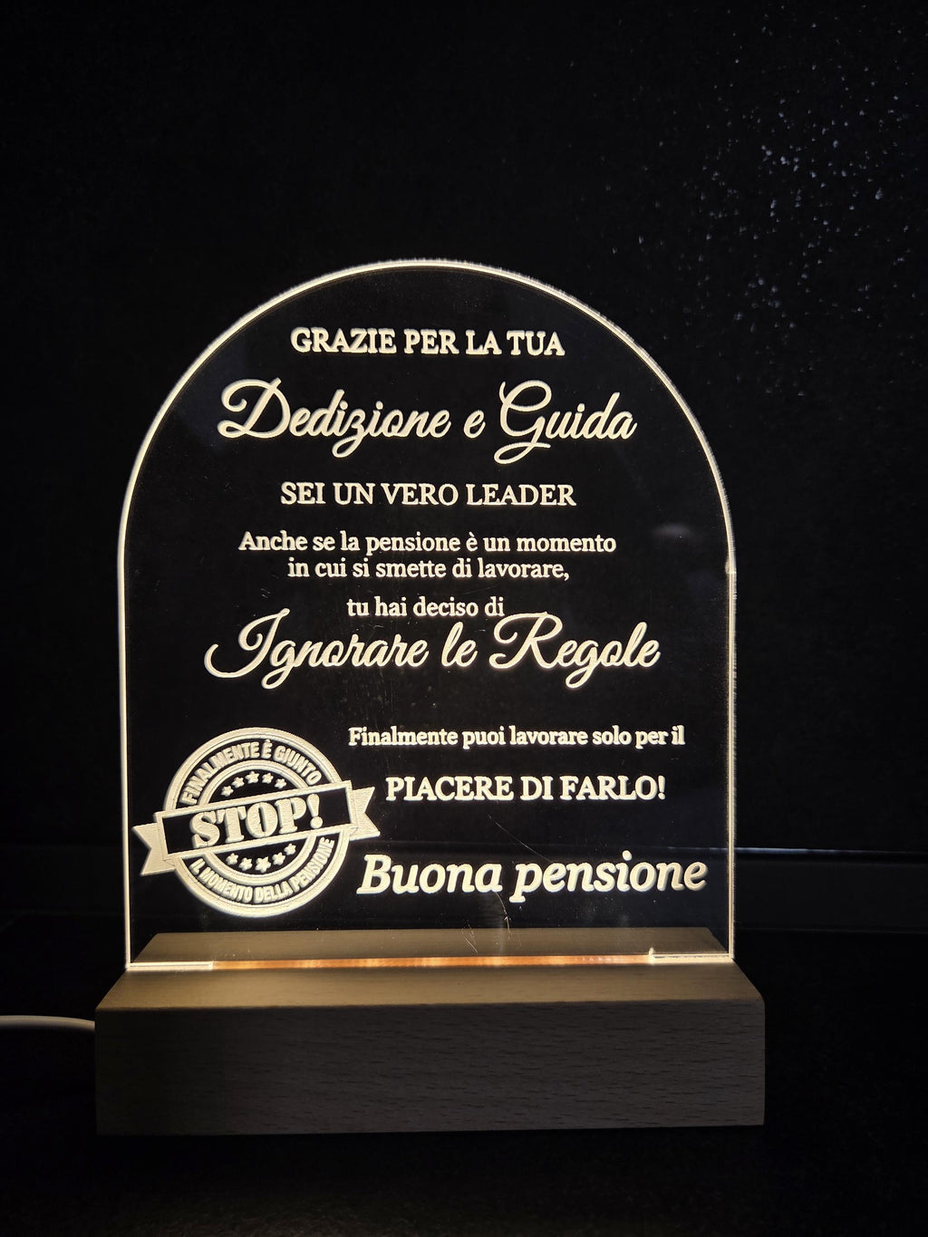 Lampada LED Personalizzata Regalo Pensione - Luce Notturna Incisa Laser - Regalo Collega, Capo o Mentore - Base in Legno e Acrilico