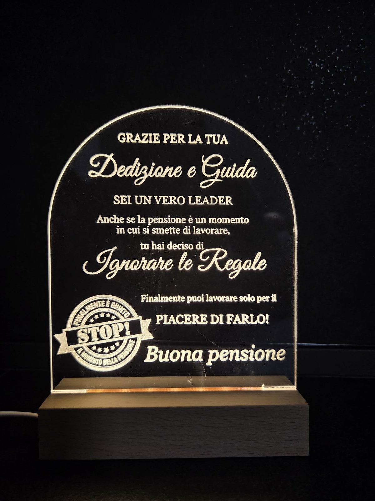 Lampada LED Personalizzata Regalo Pensione - Luce Notturna Incisa Laser - Regalo Collega, Capo o Mentore - Base in Legno e Acrilico
