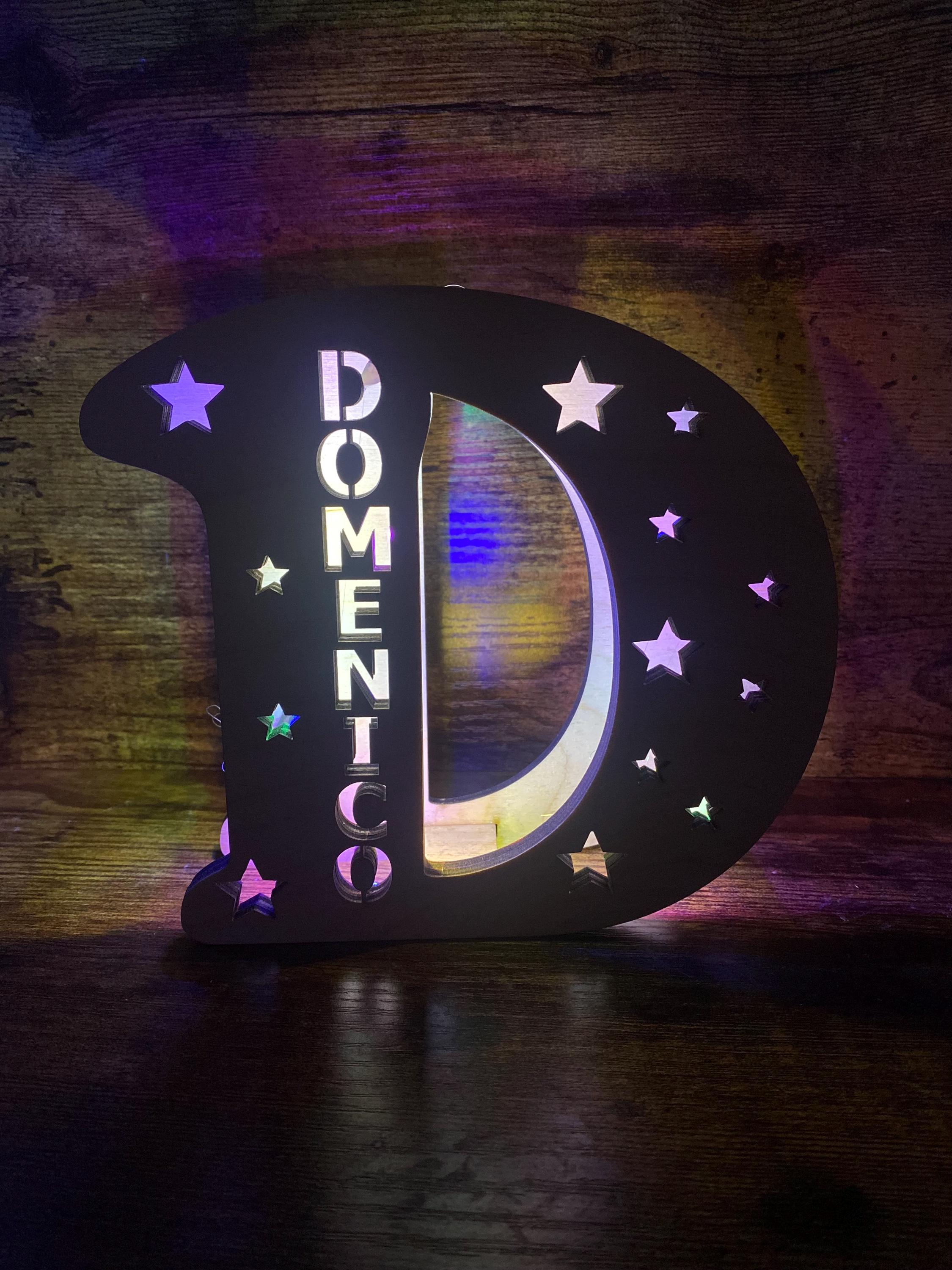 Lampada Iniziale in Legno Personalizzata - Lettera Luminosa LED con Nome e Incisione -  Regalo Nascita, Battesimo