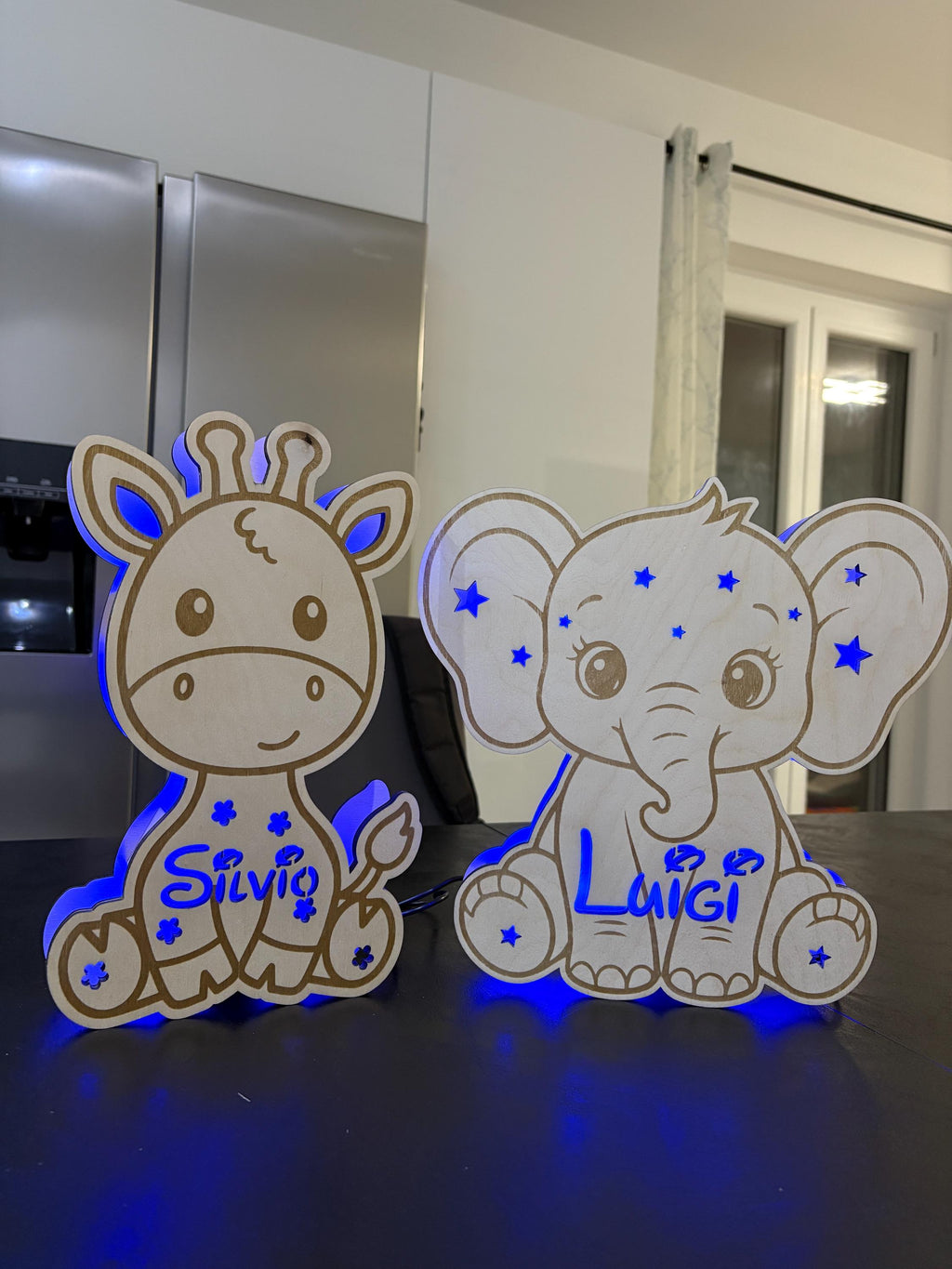 Lampada LED Personalizzata in Legno - Luce Notturna Sagomata con Nome - Giraffa, Elefante, Unicorno o Minnie - Regalo Nascita e Compleanno