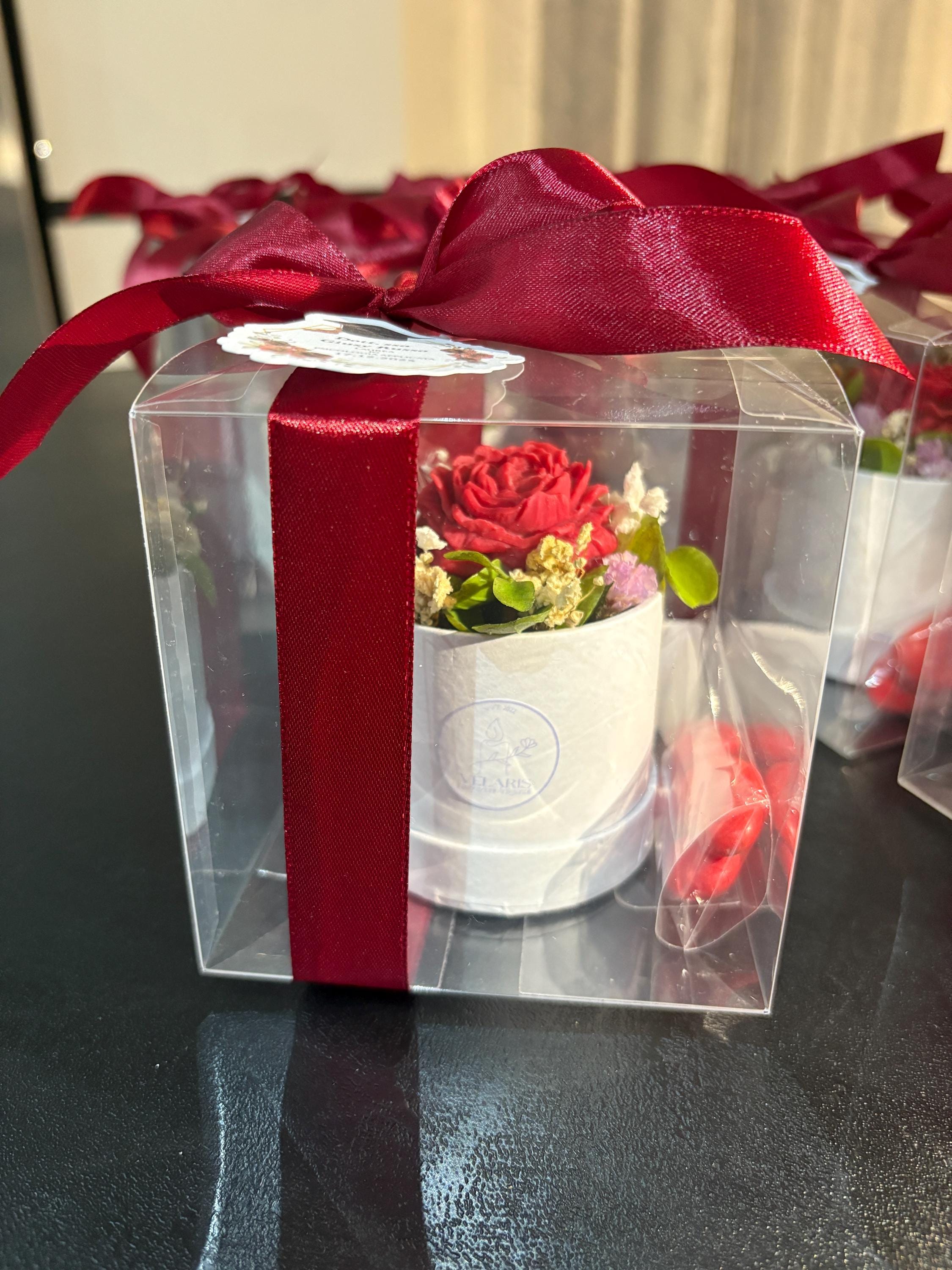 Bomboniera Laurea Candela Rosa in Flower Box, Segnaposto Elegante con Fiori Stabilizzati , Regalo Invitati Battesimo e Comunione