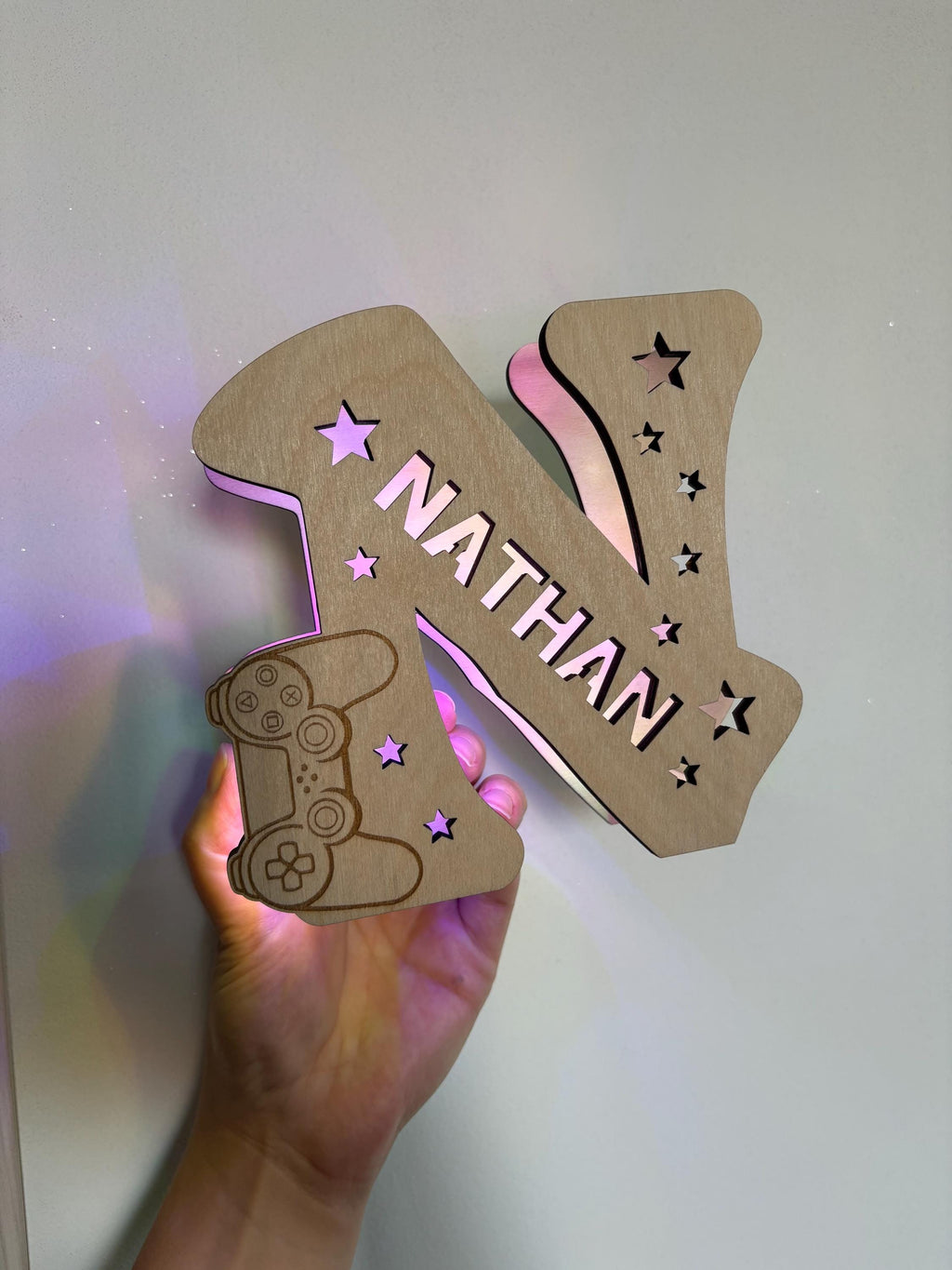 Lampada Iniziale in Legno Personalizzata - Lettera Luminosa LED con Nome e Incisione -  Regalo Nascita, Battesimo