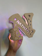 Lampada Iniziale in Legno Personalizzata - Lettera Luminosa LED con Nome e Incisione -  Regalo Nascita, Battesimo