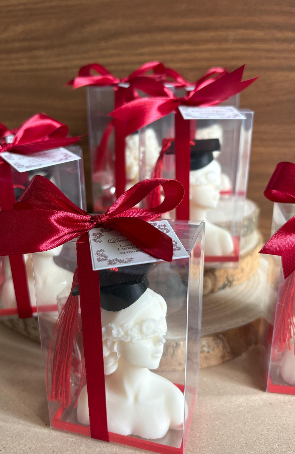 Candela Dea Bendata con Cappello di Laurea  – Bomboniera Laurea Artigianale con Scatola, Confetti e Bigliettino Personalizzato