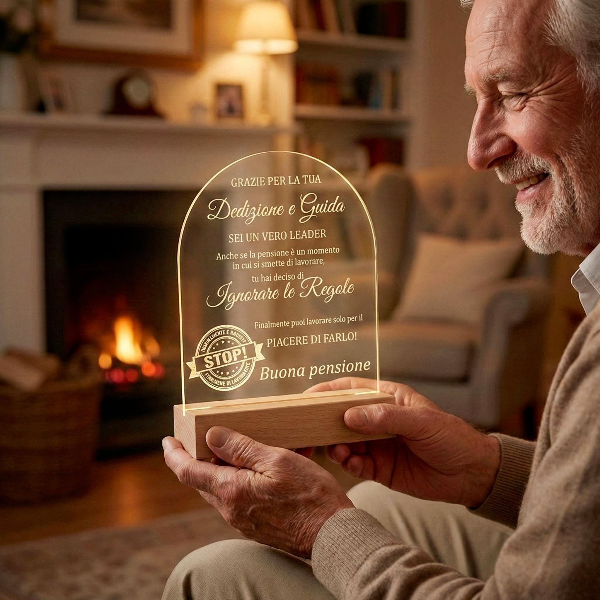 Lampada LED Personalizzata Regalo Pensione - Luce Notturna Incisa Laser - Regalo Collega, Capo o Mentore - Base in Legno e Acrilico