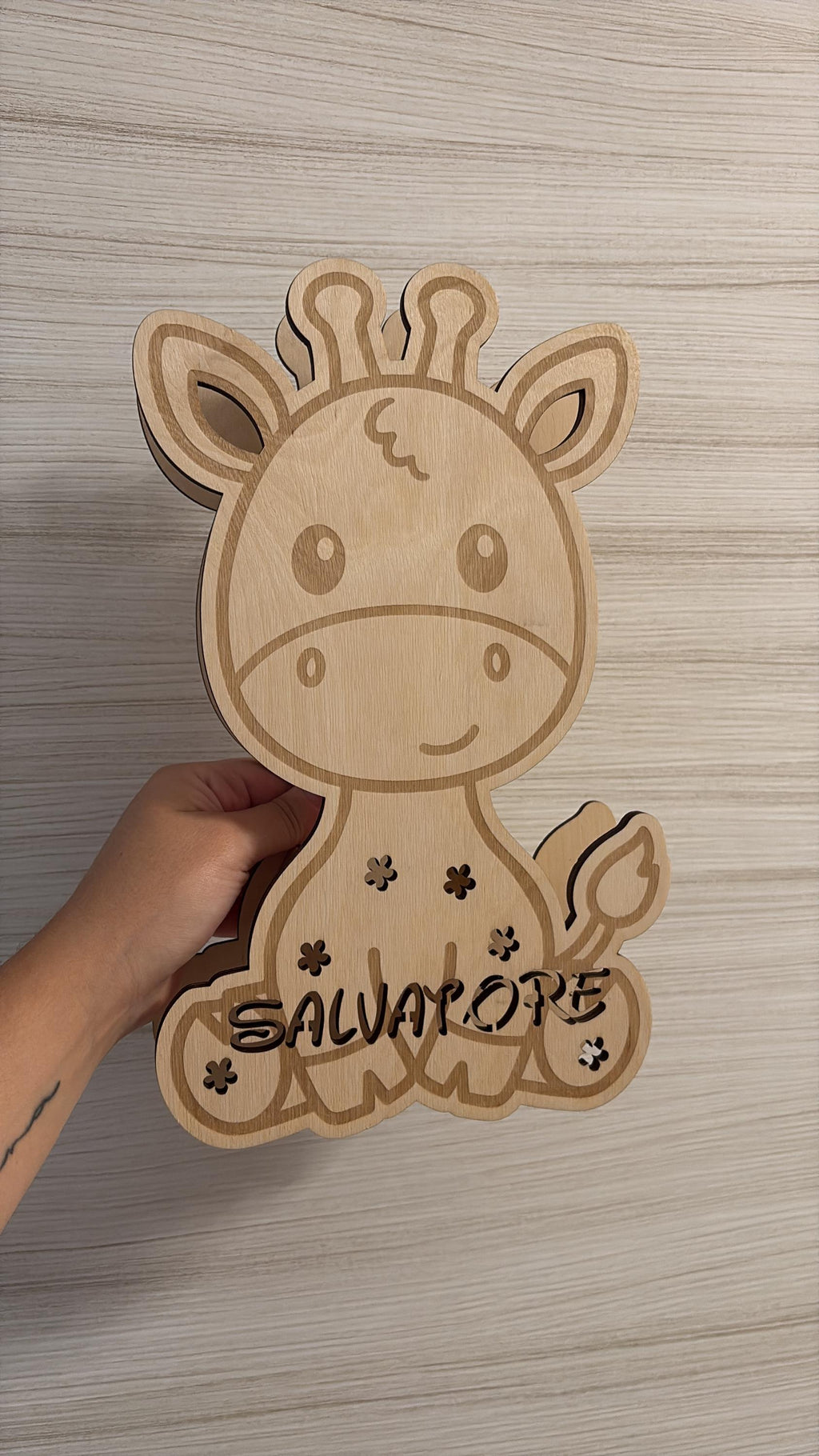 Lampada LED Personalizzata in Legno - Luce Notturna Sagomata con Nome - Giraffa, Elefante, Unicorno o Minnie - Regalo Nascita e Compleanno