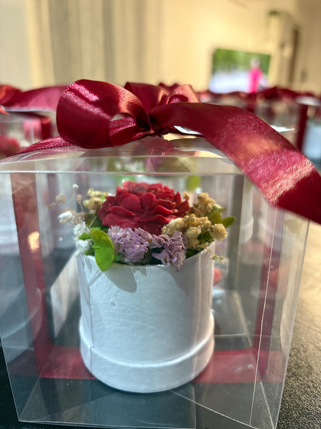 Bomboniera Laurea Candela Rosa in Flower Box, Segnaposto Elegante con Fiori Stabilizzati , Regalo Invitati Battesimo e Comunione
