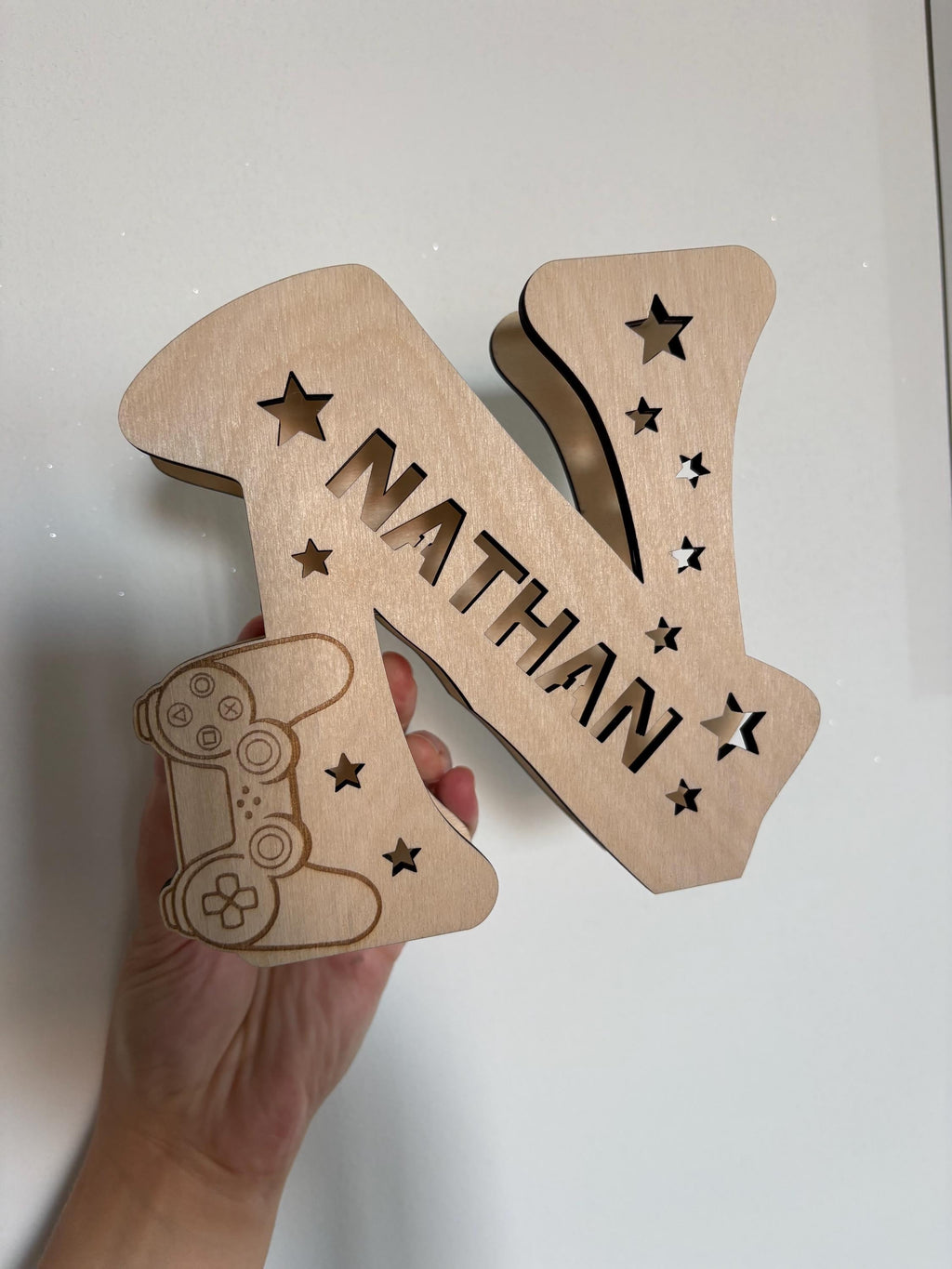 Lampada Iniziale in Legno Personalizzata - Lettera Luminosa LED con Nome e Incisione -  Regalo Nascita, Battesimo
