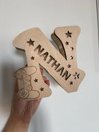 Lampada Iniziale in Legno Personalizzata - Lettera Luminosa LED con Nome e Incisione -  Regalo Nascita, Battesimo