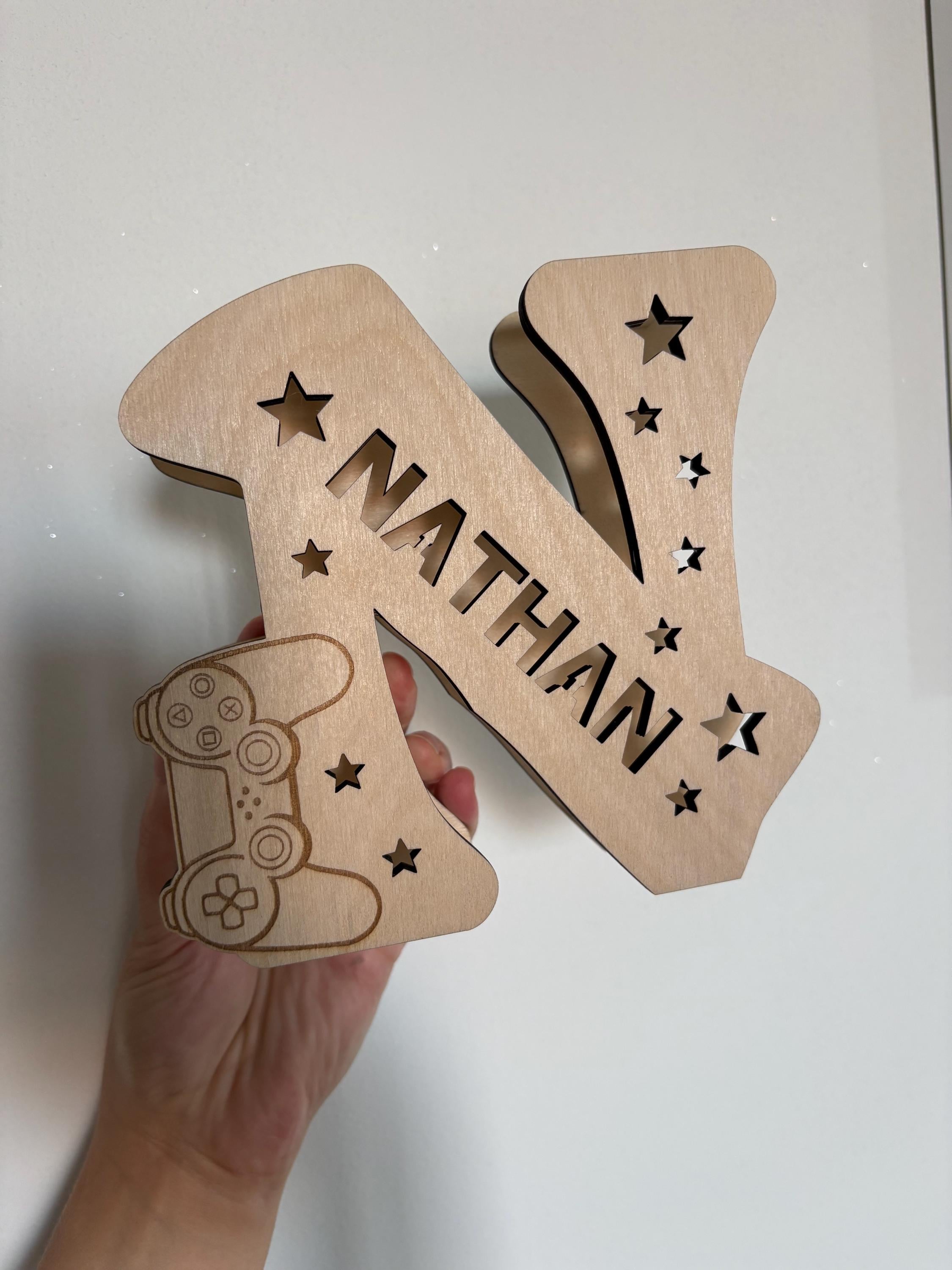 Lampada Iniziale in Legno Personalizzata - Lettera Luminosa LED con Nome e Incisione -  Regalo Nascita, Battesimo