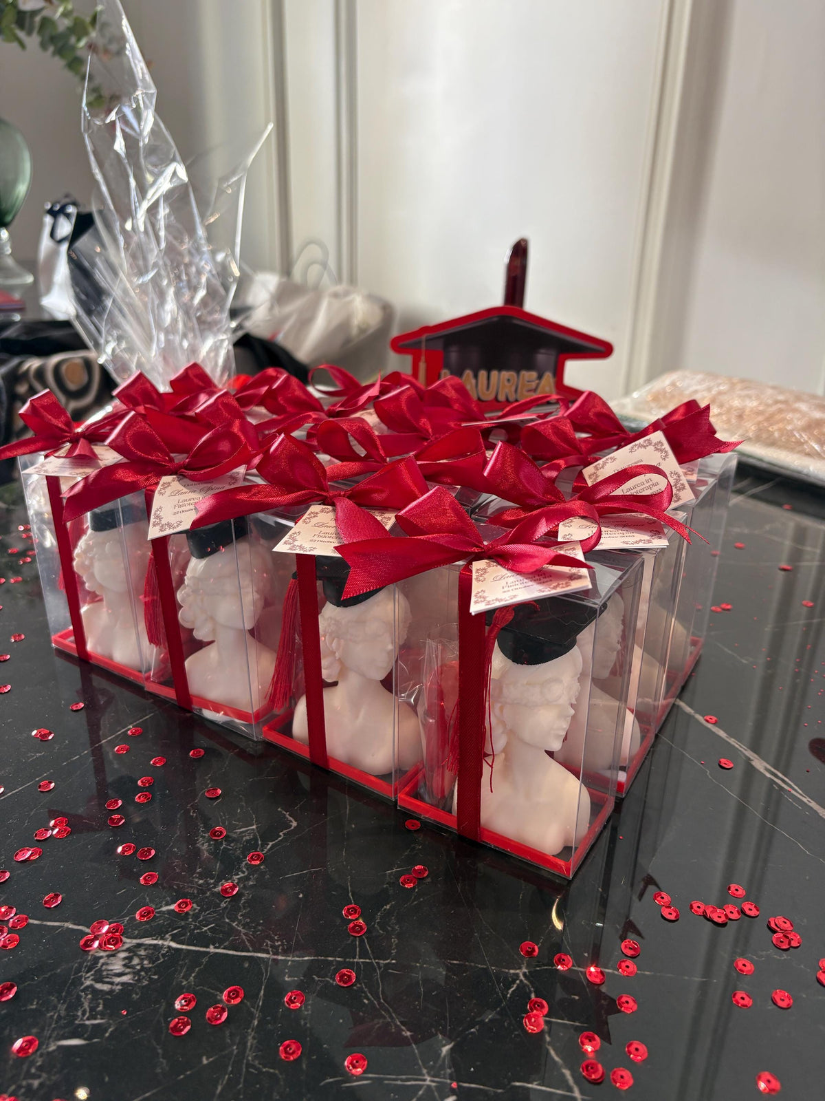 Candela Dea Bendata con Cappello di Laurea  – Bomboniera Laurea Artigianale con Scatola, Confetti e Bigliettino Personalizzato