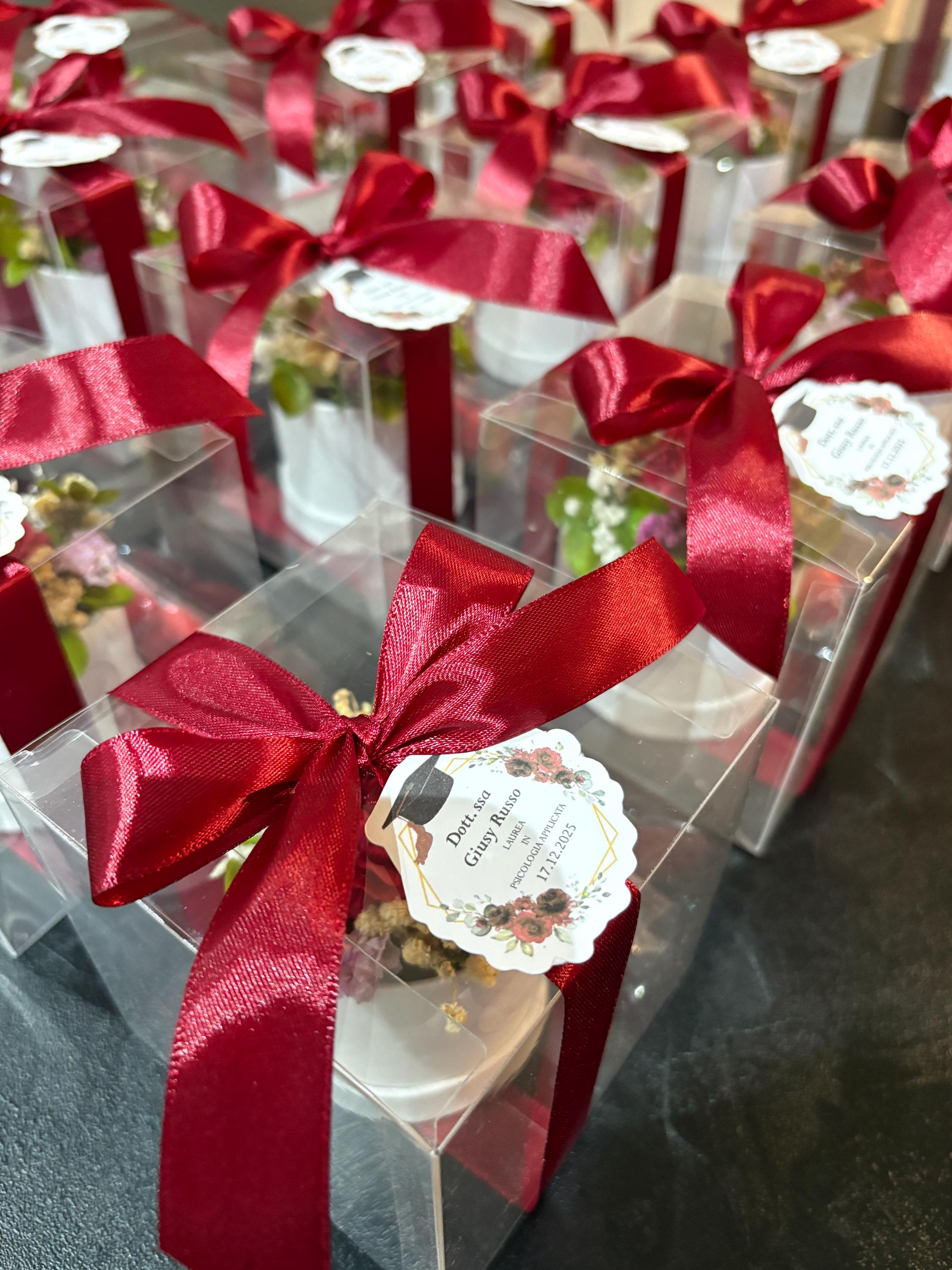 Bomboniera Laurea Candela Rosa in Flower Box, Segnaposto Elegante con Fiori Stabilizzati , Regalo Invitati Battesimo e Comunione