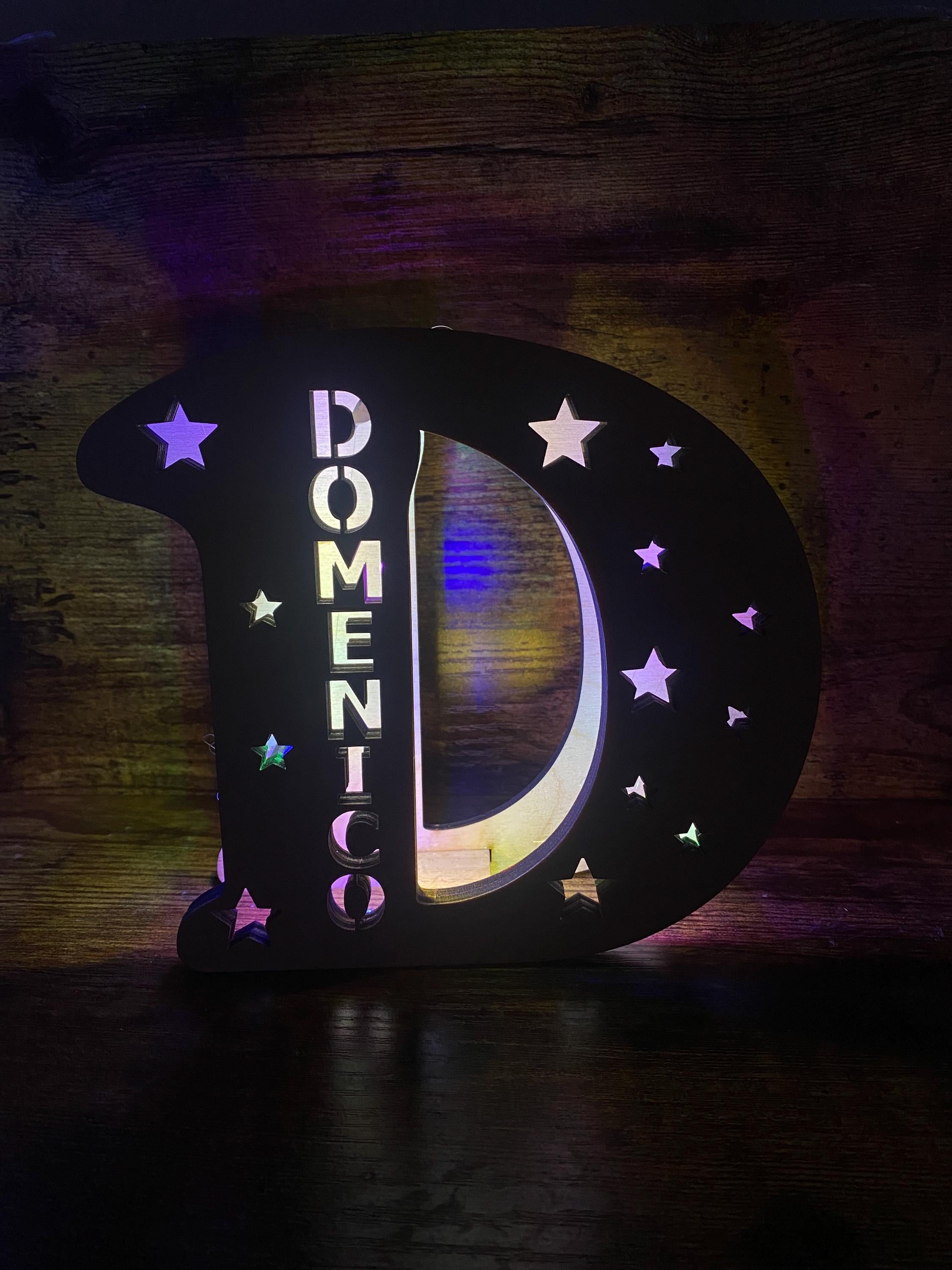 Lampada Iniziale in Legno Personalizzata - Lettera Luminosa LED con Nome e Incisione -  Regalo Nascita, Battesimo