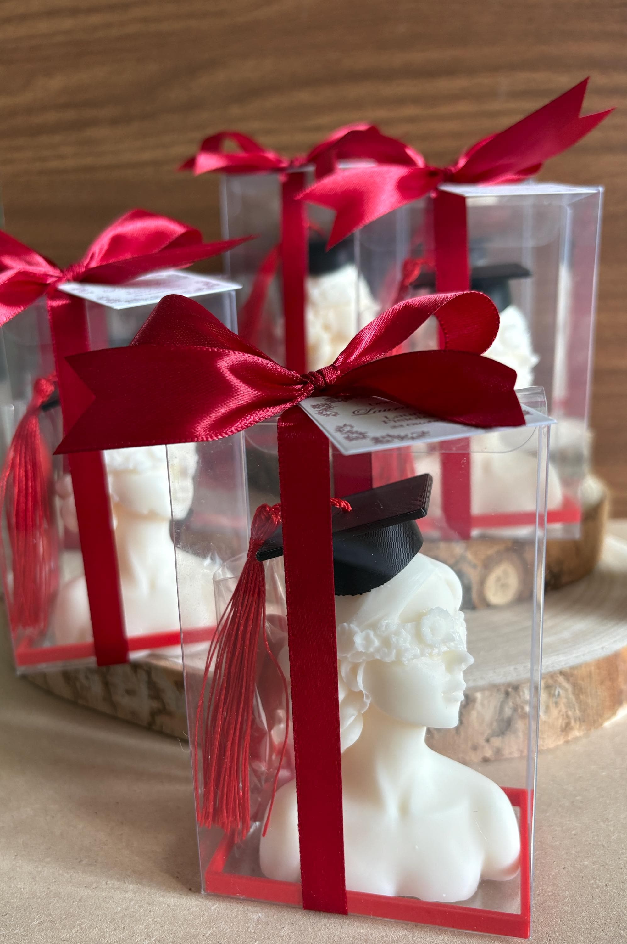 Candela Dea Bendata con Cappello di Laurea  – Bomboniera Laurea Artigianale con Scatola, Confetti e Bigliettino Personalizzato