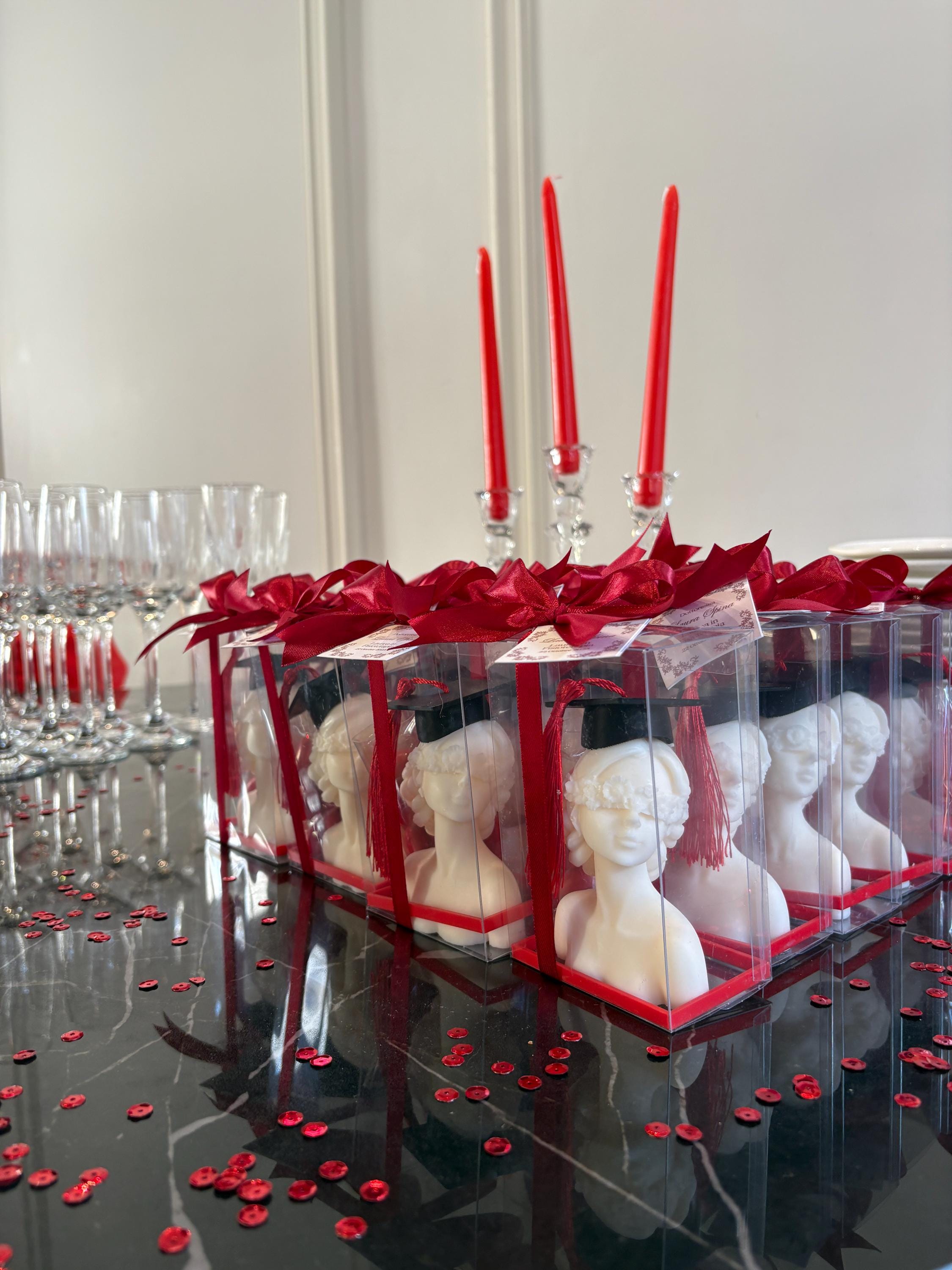 Candela Dea Bendata con Cappello di Laurea  – Bomboniera Laurea Artigianale con Scatola, Confetti e Bigliettino Personalizzato