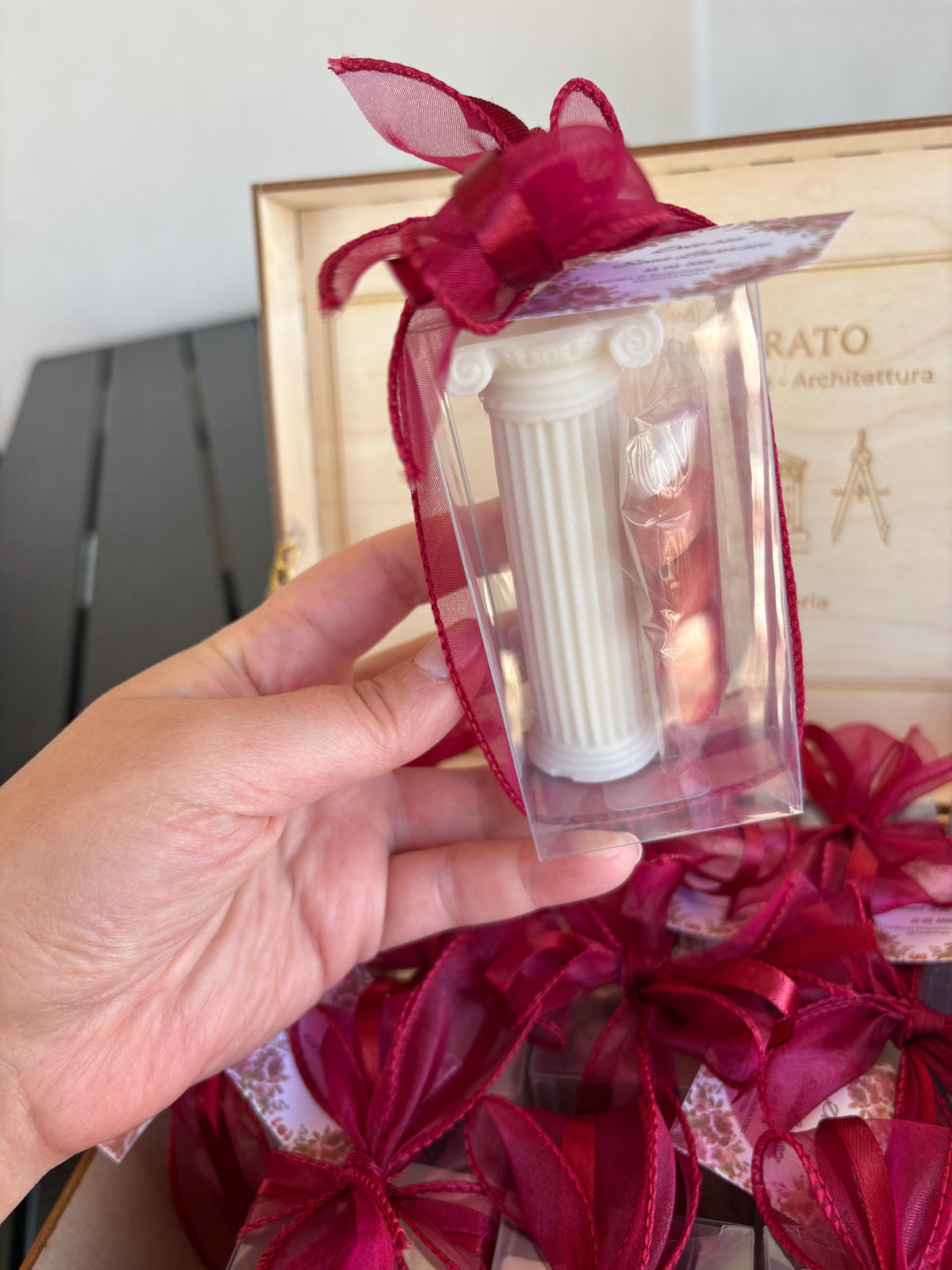 Bomboniera Laurea Colonna Ionica - Pilastro in Cera Profumata  – Bomboniera Laurea Artigianale con Scatola, Confetti e Bigliettino