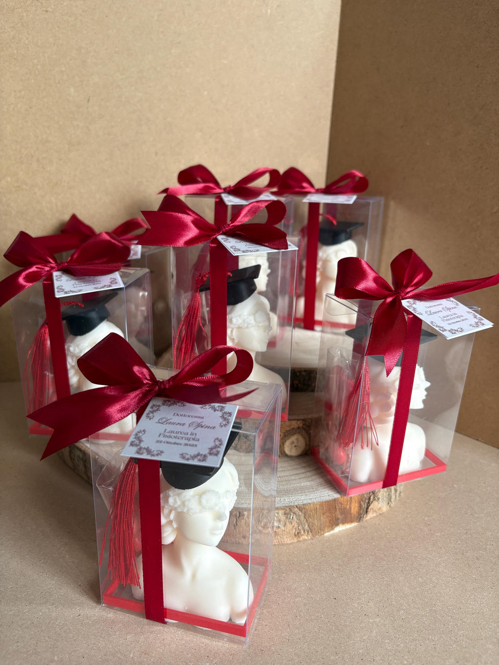 Candela Dea Bendata con Cappello di Laurea  – Bomboniera Laurea Artigianale con Scatola, Confetti e Bigliettino Personalizzato