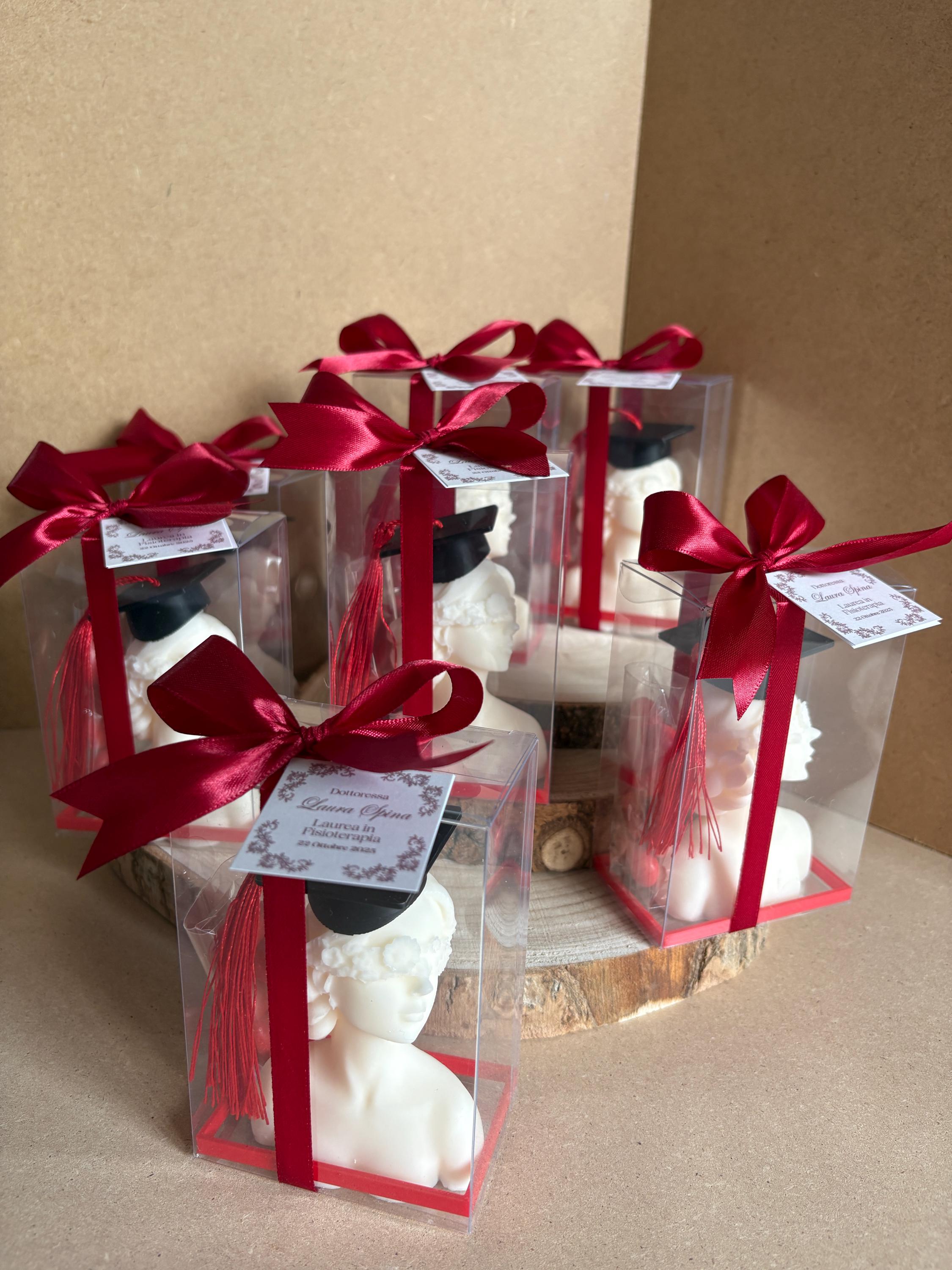 Candela Dea Bendata con Cappello di Laurea  – Bomboniera Laurea Artigianale con Scatola, Confetti e Bigliettino Personalizzato