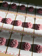 Segnaposto Candela Profumata Personalizzabile - Bomboniera Prima Comunione, Matrimonio, Battesimo - Cera di Soia Margherita Rosa Cuore