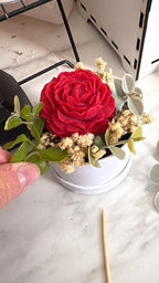 Bomboniera Laurea Candela Rosa in Flower Box, Segnaposto Elegante con Fiori Stabilizzati , Regalo Invitati Battesimo e Comunione