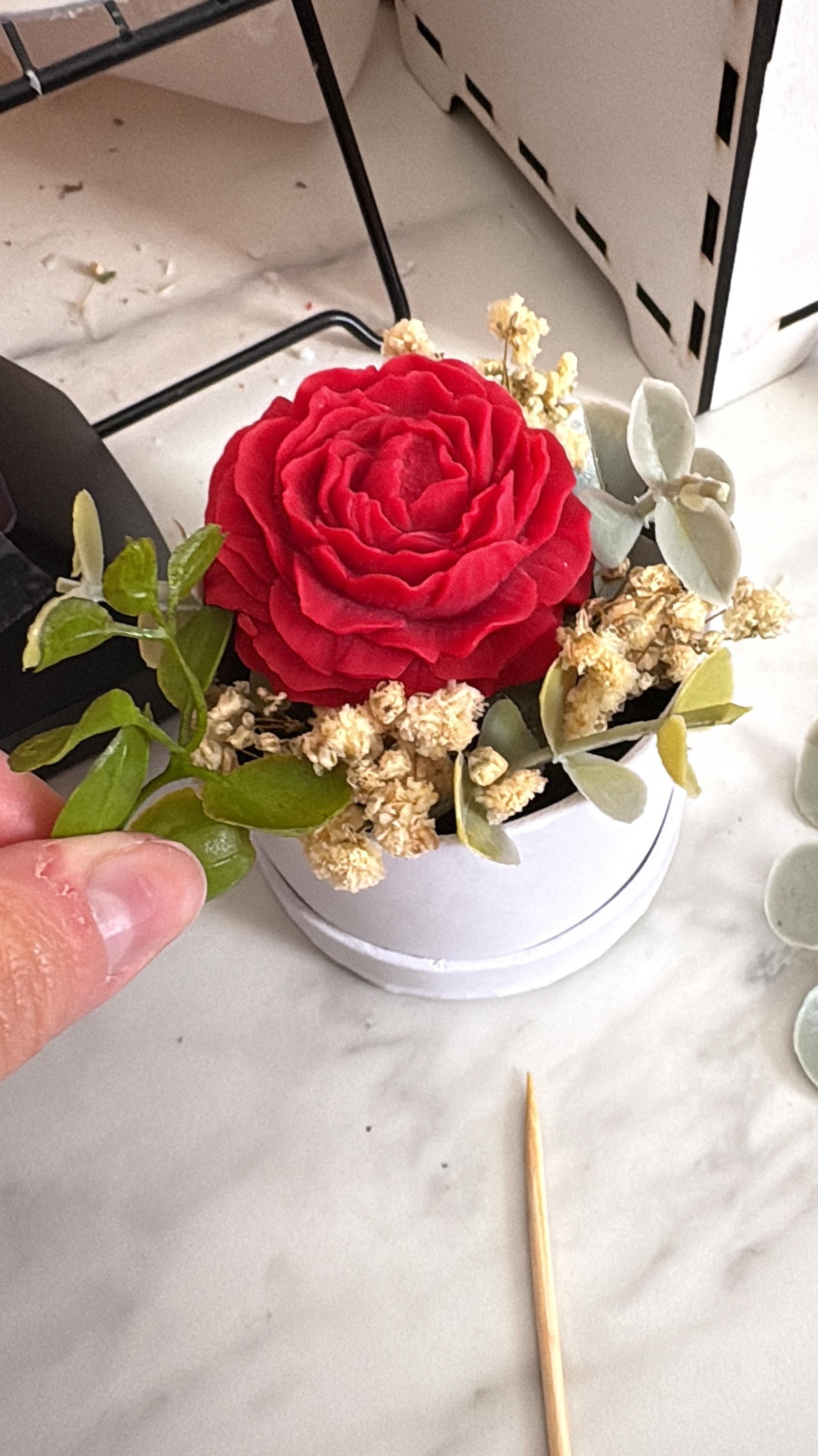 Bomboniera Laurea Candela Rosa in Flower Box, Segnaposto Elegante con Fiori Stabilizzati , Regalo Invitati Battesimo e Comunione