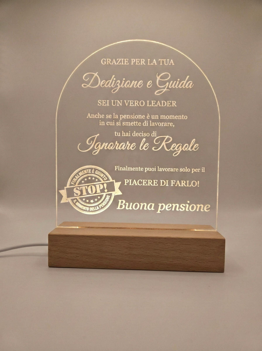 Lampada LED Personalizzata Regalo Pensione - Luce Notturna Incisa Laser - Regalo Collega, Capo o Mentore - Base in Legno e Acrilico