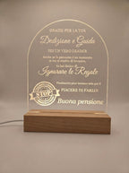 Lampada LED Personalizzata Regalo Pensione - Luce Notturna Incisa Laser - Regalo Collega, Capo o Mentore - Base in Legno e Acrilico