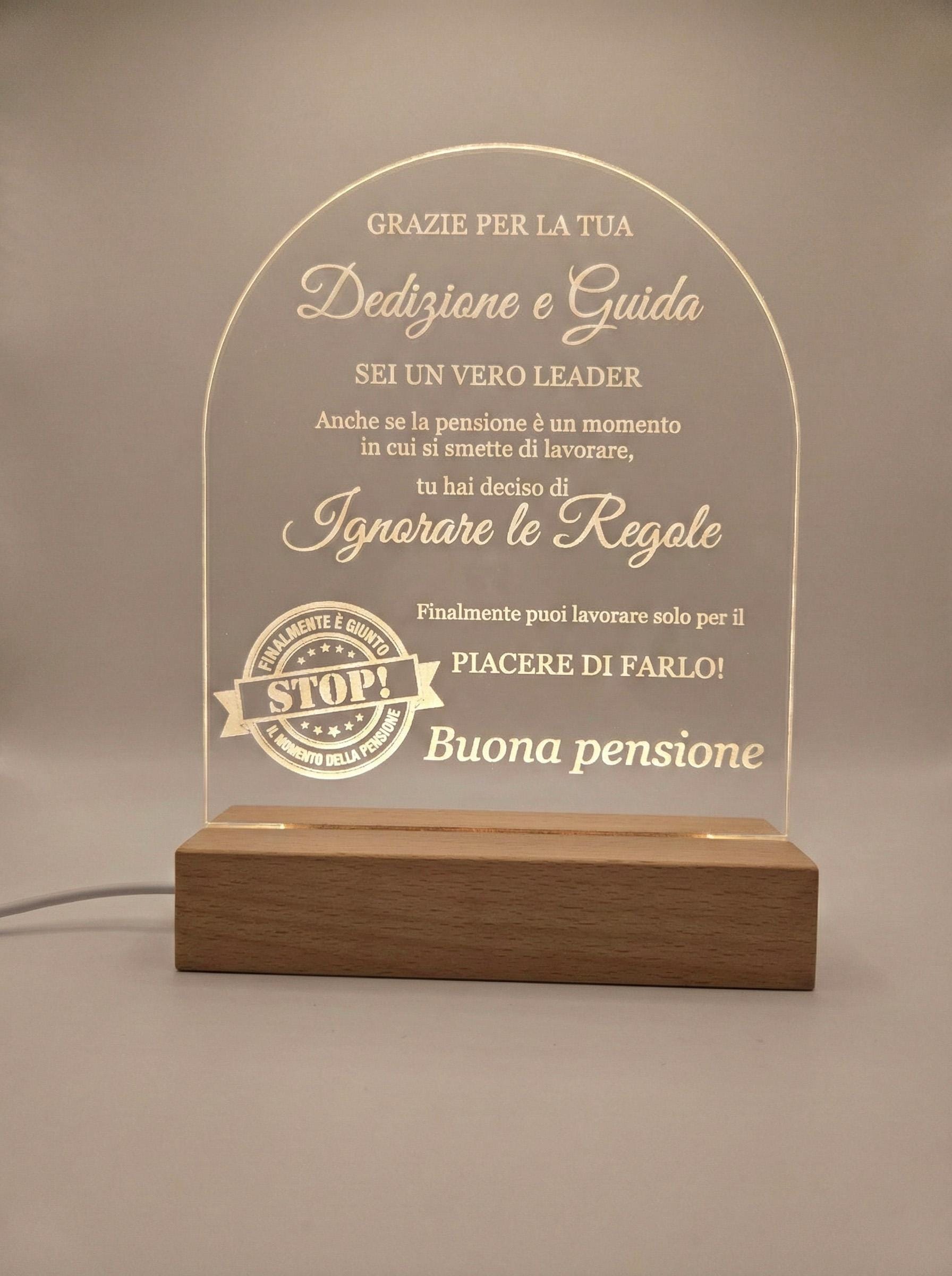 Lampada LED Personalizzata Regalo Pensione - Luce Notturna Incisa Laser - Regalo Collega, Capo o Mentore - Base in Legno e Acrilico