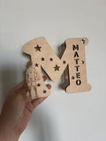 Lampada Iniziale in Legno Personalizzata - Lettera Luminosa LED con Nome e Incisione -  Regalo Nascita, Battesimo