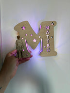 Lampada Iniziale in Legno Personalizzata - Lettera Luminosa LED con Nome e Incisione -  Regalo Nascita, Battesimo