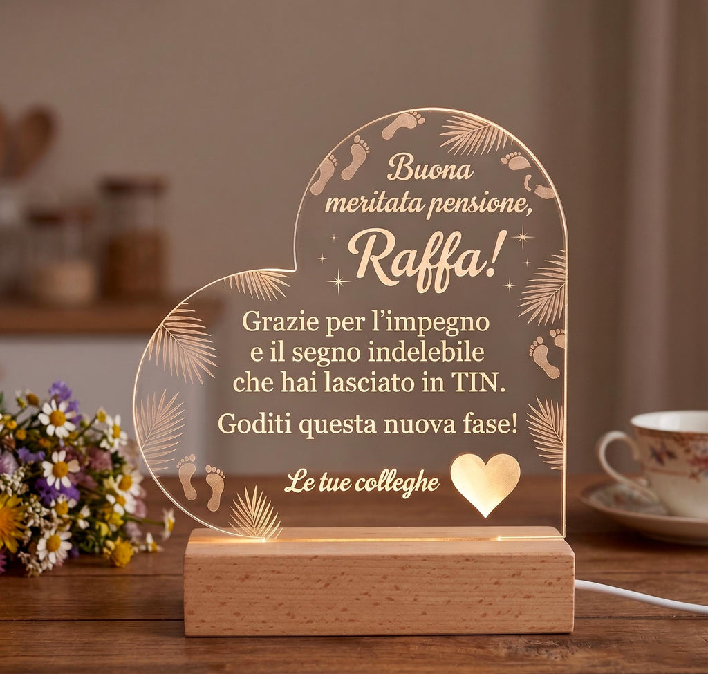 Lampada LED Personalizzata Regalo Pensione - Luce Notturna Incisa Laser - Regalo Collega, Capo o Mentore - Base in Legno e Acrilico
