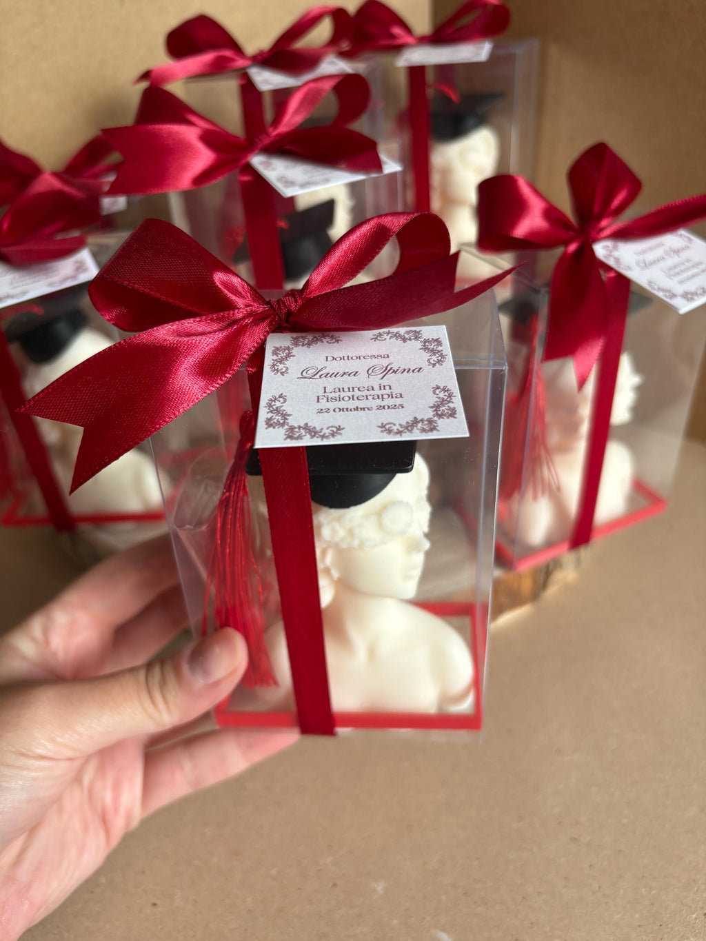 Candela Dea Bendata con Cappello di Laurea  – Bomboniera Laurea Artigianale con Scatola, Confetti e Bigliettino Personalizzato