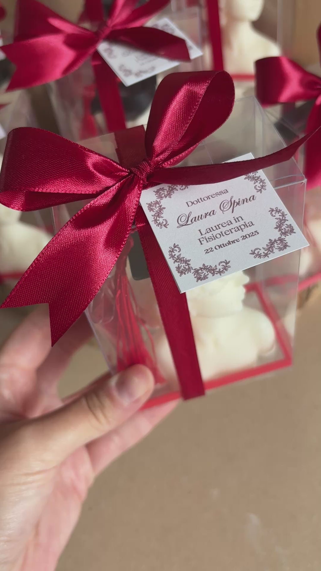 Candela Dea Bendata con Cappello di Laurea  – Bomboniera Laurea Artigianale con Scatola, Confetti e Bigliettino Personalizzato